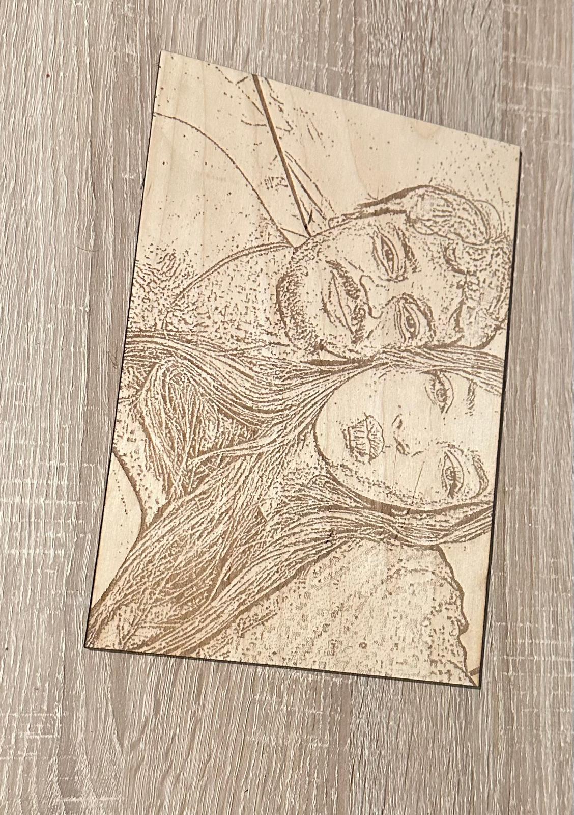 Ihre Erinnerungen in Holz graviert